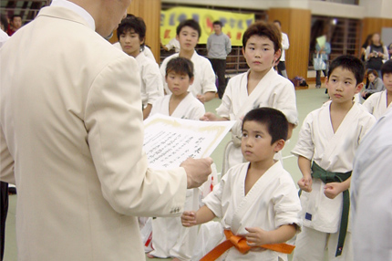 画像：空手大会表彰式